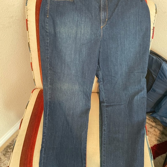 Gloria Vanderbilt Amanda Jeans - Picture 3 of 5
